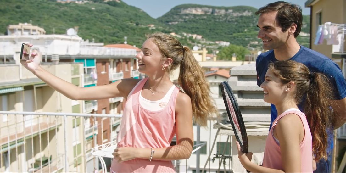 Federer Surprises Two Italian Girls Who Got Famous With Rooftop Tennis During Lockdown