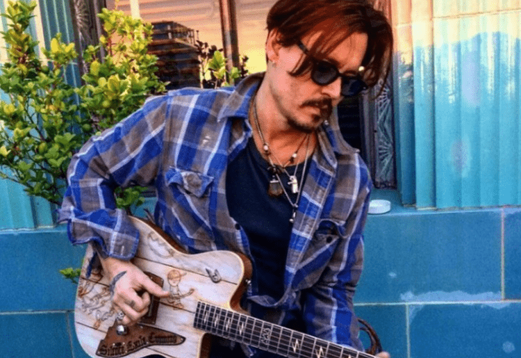 Man Enters Into Johnny Depp’s House, Enjoys Some Drinks & Shower