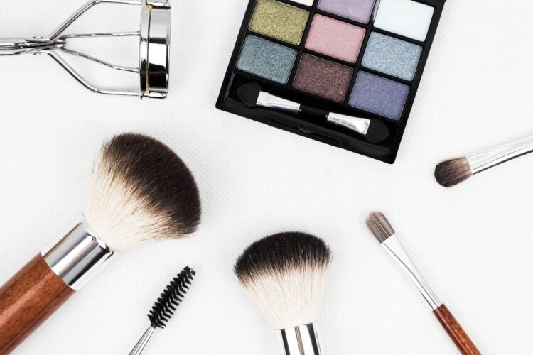 5 Relatable Tweets On Makeup In The Pandemic