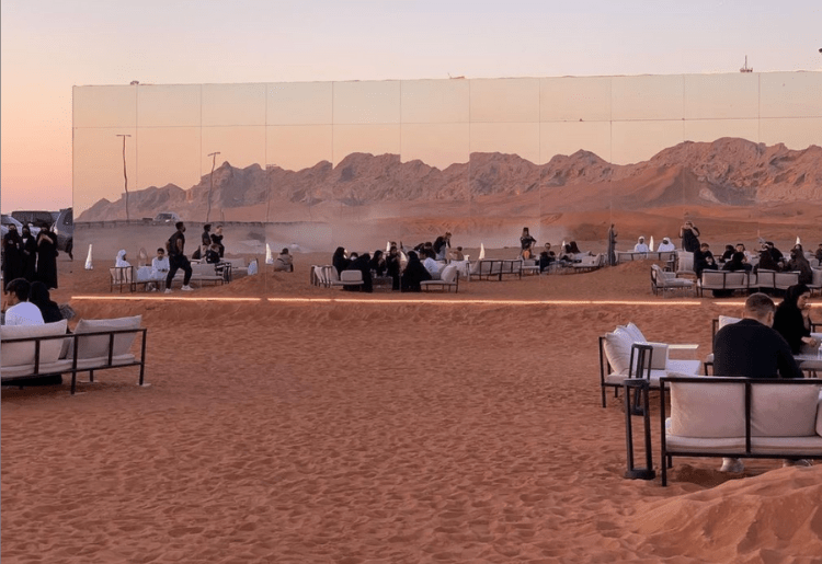 UAE: A Mirror Pop-Up Café Is Now Open In The Desert