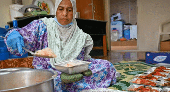 Just With AED 3,000 This Emirati Woman Cooks 100 Iftar Meals Each Day To Feed The Hungry!