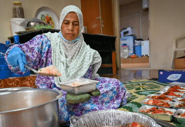 Just With AED 3,000 This Emirati Woman Cooks 100 Iftar Meals Each Day To Feed The Hungry!